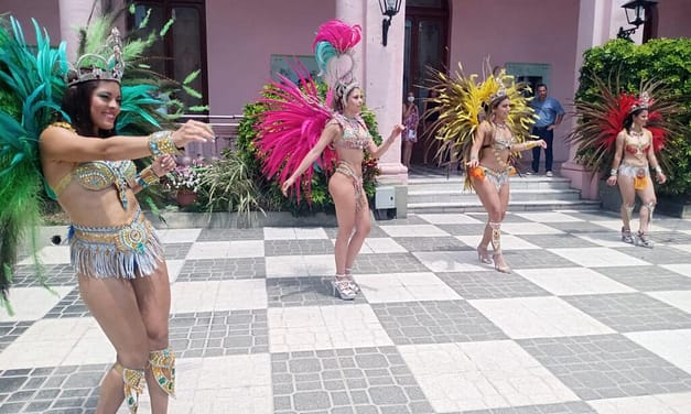 A puro brillo y ritmo Curuzú Cuatiá presentó los carnavales en el Salón Verde de Casa de Gobierno