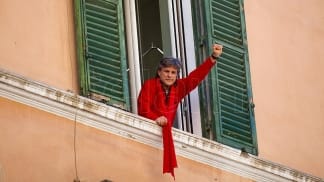 Con calles vacías y BelIa Ciao en los balcones Italia recordó los 75 años de la caída del fascismo